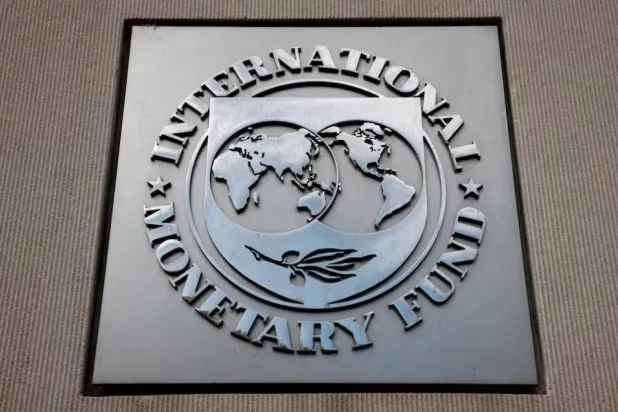 شعار صندوق النقد الدولي في مقره الرئيسي بواشنطن (رويترز)
