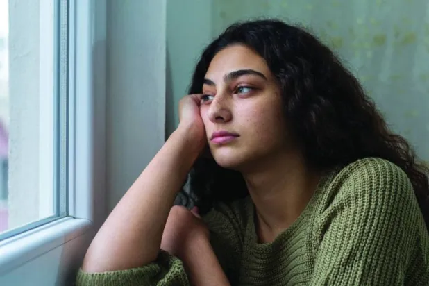 مضادات الاكتئاب أثناء المراهقة تزيد حساسية الألم لاحقاً لدى الفتيات