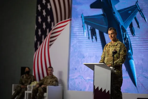 اللفتنانت جنرال أليكسوس غرينكويش خلال محاضرة في قاعدة جوية تتبع القيادة المركزية الأميركية (الجيش الأميركي)