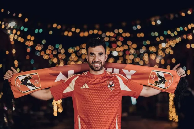 نجم الأهلي في الإعلان الذي نشر عبر منصات النادي الرسمية (حساب النادي على «فيسبوك»)