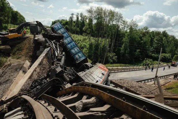صورة ملتقطة في 1 يونيو 2025 تظهر قطار شحن متضرراً في موقع انهيار جسر للسكك الحديدية في منطقة كورسك الروسية (أ.ف.ب)