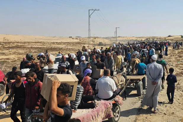 فلسطينيون نازحون يتلقون مساعدات من «مؤسسة غزة الإنسانية» المدعومة أميركياً في رفح جنوب غزة... يوم الخميس (أ.ف.ب)