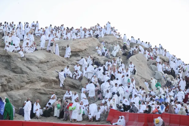 الحجاج فوق جبل الرحمة في مشعر عرفات حيث أدوا الركن الأعظم (تصوير: عدنان مهدلي)