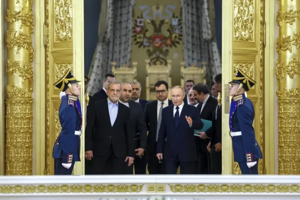 İran Cumhurbaşkanı Mesud Pezeşkiyan ve Rusya Devlet Başkanı Vladimir Putin, 17 Ocak 2025'te Moskova'daki görüşmelerinin ardından imza töreni için bir araya geldi, (AP)