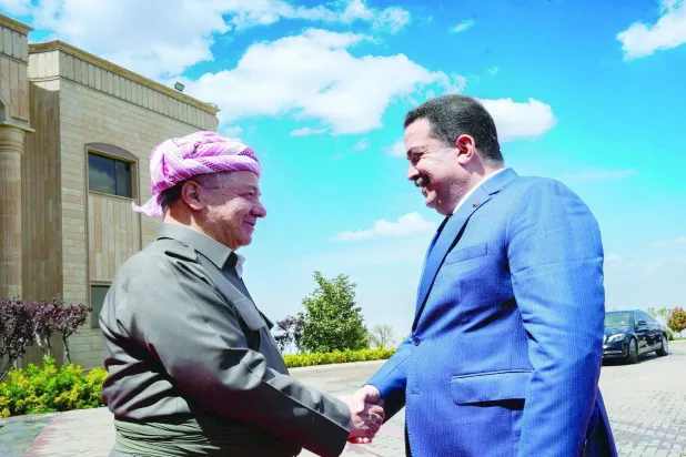 رئيس الحزب الديمقراطي الكردستاني مسعود بارزاني مستقبلاً رئيس الحكومة العراقية محمد شياع السوداني في أربيل (أرشيفية - إعلام حكومي)