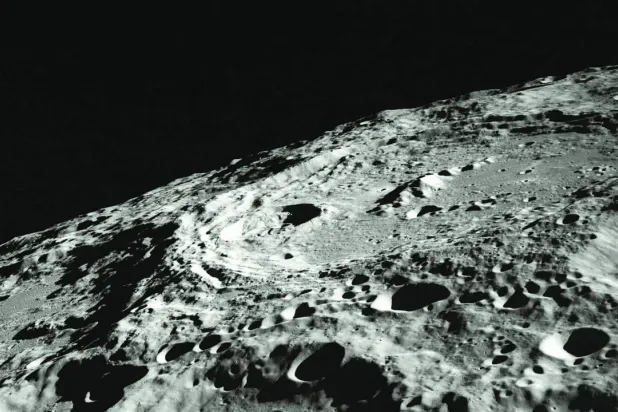 تضاريس سطح القمر تزيد صعوبة الهبوط عليه