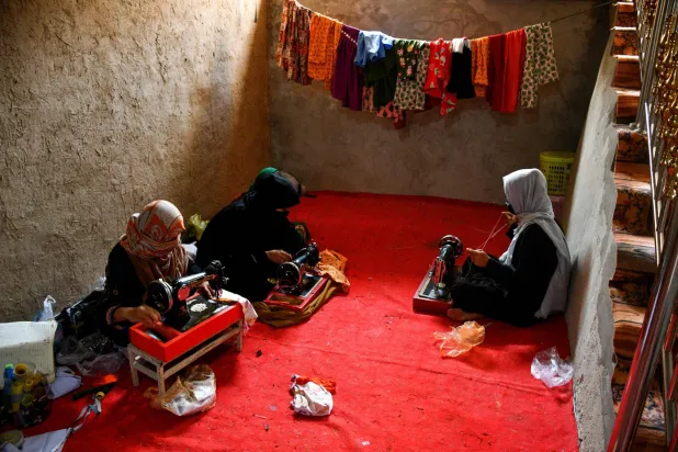 نساء أفغانيات يخيطن الملابس في ورشة على مشارف مزار الشريف في 5 يونيو 2025 استعداداً لعيد الأضحى المبارك (أ.ف.ب)