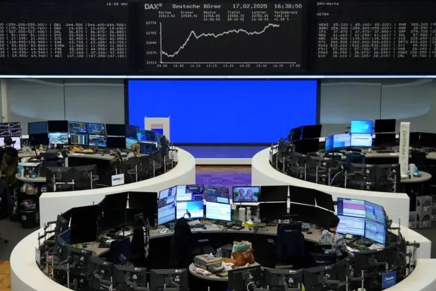 شاشة تعرض أسعار الأسهم والسندات في بورصة فرنكفورت بألمانيا (رويترز)