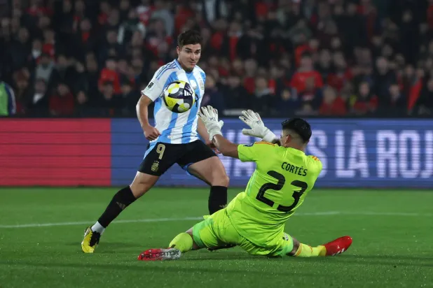 خوليان ألفاريز يسجل هدف الفوز للأرجنتين على تشيلي (رويترز)