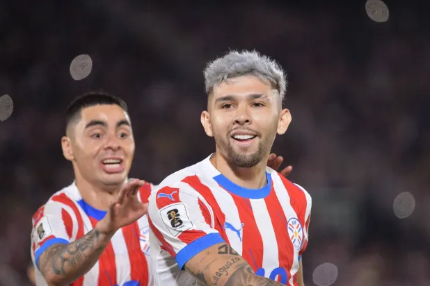 فرحة لاعبي باراغواي بالفوز على أوروغواي (أ.ف.ب)