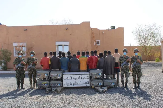 صورة لمهاجرين من جنوب الصحراء أوقفهم الجيش الجزائري (أرشيف وزارة الدفاع الجزائرية)