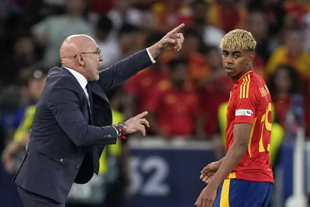 لويس دي لا فوينتي مدرب منتخب إسبانيا مع لاعبه لامين يامال (أ.ب)