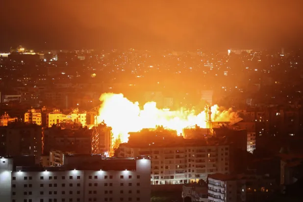 الدخان يتصاعد من الضاحية الجنوبية لبيروت إثر الغارات الإسرائيلية التي استهدفت المنطقة مساء الخميس (إ.ب.أ) 