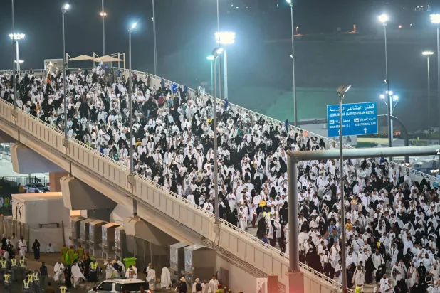 ضيوف الرحمن في طريقهم إلى منشأة الجمرات لرمي جمرة العقبة (تصوير: بشير صالح)