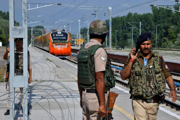 أفراد أمن هنود يقفون في إحدى محطات خط السكة الحديدية الجديد (رويترز)