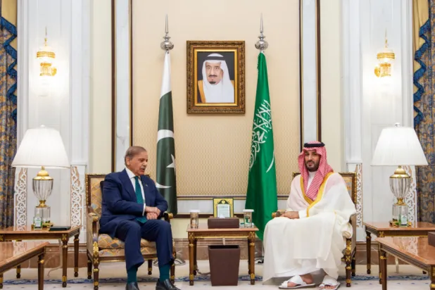 ولي العهد السعودي يستقبل في مكتبه بقصر منى رئيس الوزراء الباكستاني (واس)