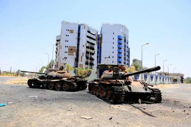 دبابات متضررة أمام مبنى البنك المركزي السوداني بالخرطوم (رويترز)