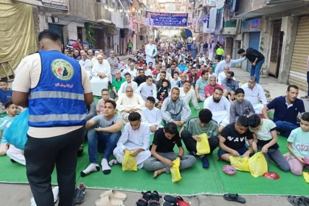 حزب «حماة الوطن» المصري يوزع هدايا على المواطنين خلال صلاة العيد (صفحة الحزب - فيسبوك)