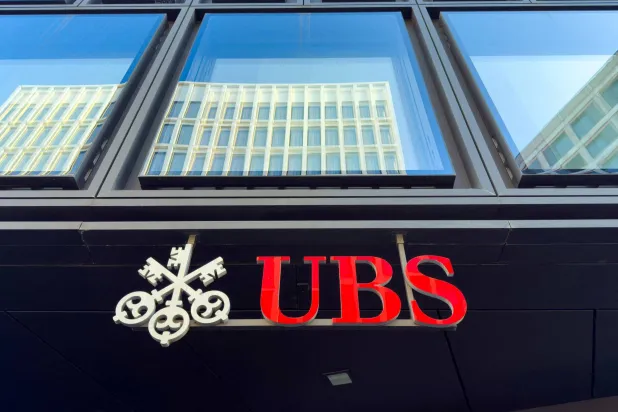 شعار بنك «يو بي إس» في زيوريخ (رويترز)