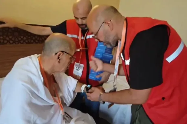 Akıllı saat, acil bir durumda hızlı yanıt verebilmek için hacı adayının coğrafi konumunu doğru bir şekilde belirlemek gibi çeşitli görevleri yerine getiriyor. (Şarku’l Avsat)