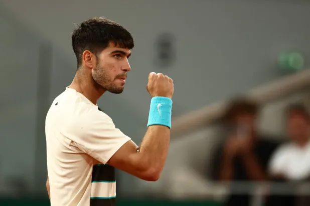 كارلوس ألكاراس إلى نهائي «فرنسا المفتوحة للتنس»... (أ.ف.ب)