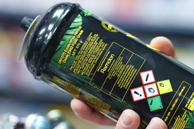 صورة في 13 نوفمبر 2024 في هامبورغ بألمانيا تظهر علبة غاز ضحك (د.ب.أ)