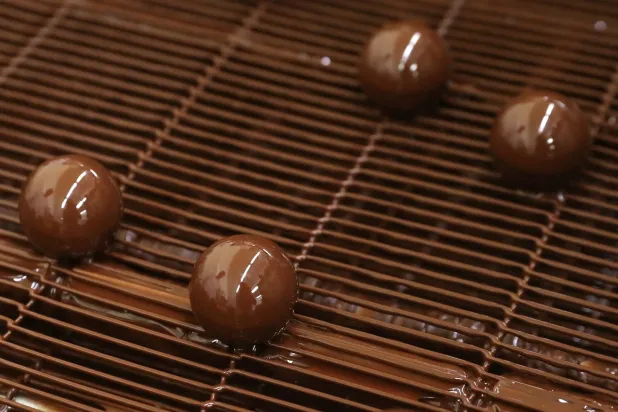 وجدت دراسة جديدة أن تناول الشوكولاته وشرب الشاي قد يكون مفيداً لصحة القلب والأوعية الدموية (رويترز)