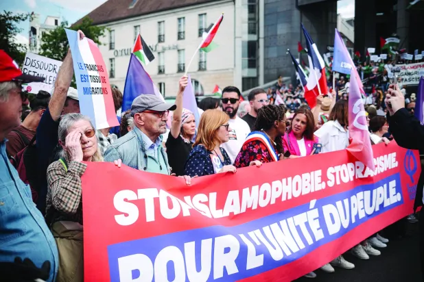 
مظاهرة فرنسية ضد الإسلاموفوبيا (غيتي)