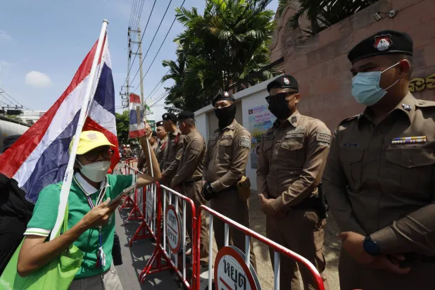 عناصر الشرطة التايلاندية خارج السفارة الكمبودية حيث تجمع القوميون على خلفية النزاع الحدودي بين البلدين (إ.ب.أ)