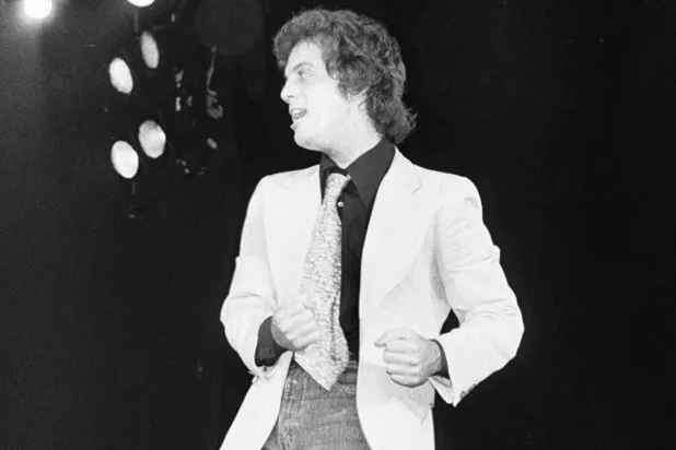 بيلي جويل شاباً في «وهكذا تمضي»... (ترايبيكا)