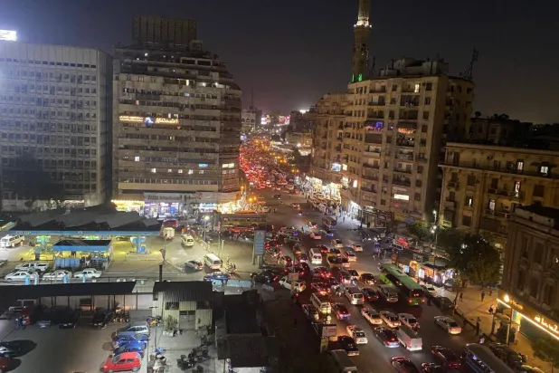 منطقة رمسيس العريقة وسط القاهرة بها كثير من الشقق بنظام الإيجار القديم (الشرق الأوسط)