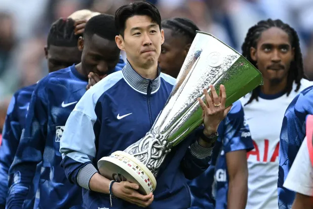سون هيونغ مين قائد فريق توتنهام الإنجليزي يحتفل بكأس الدوري الأوروبي (أ.ف.ب)
