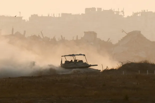 دبابة إسرائيلية في قطاع غزة (رويترز)