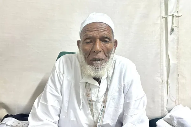 الحاج الإريتري حامد محمد عقبالدت المولود سنة 1922 متحدثاً من مقرّ إقامته في مشعر مِنى (الشرق الأوسط)