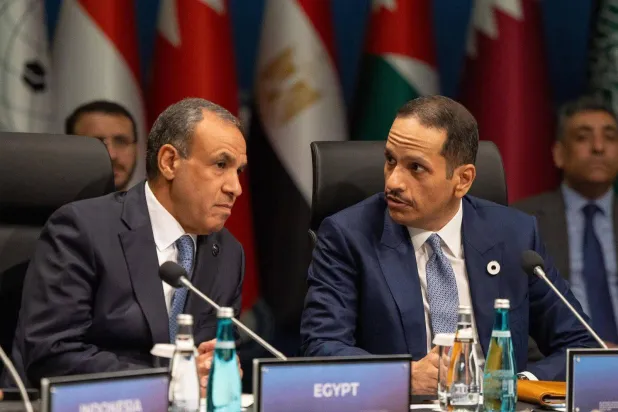 وزير الخارجية المصري بدر عبد العاطي مع رئيس الوزراء وزير الخارجية القطري الشيخ محمد بن عبد الرحمن آل ثاني خلال اجتماع سابق حول غزة بـ«منتدى أنطاليا» (الخارجية المصرية)
