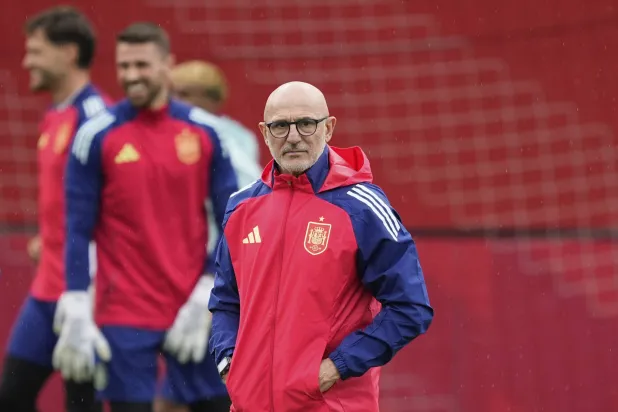 لويس دي لا فوينتي مدرب منتخب إسبانيا (أ.ب)