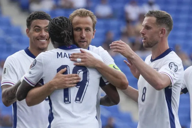 كين محتفلاً بهدف الفوز على أندورا (إ.ب.أ)