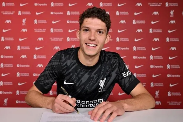 آرمين خلال توقيع العقد (الشرق الأوسط)