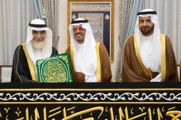 Mekke Emir Vekili Prens Suud bin Mişal bin Abdulaziz, Kâbe’nin örtüsü Kisve-i Şerif’i Kâbe Sorumlusu’na teslim ederken (SPA)