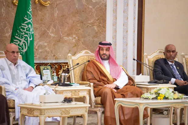 ولي العهد السعودي لدى استقباله الزعماء ورؤساء البعثات في منى أمس بحضور رئيس المالديف الدكتور محمد معز (يمين) ورئيس موريتانيا محمد ولد الشيخ الغزواني (واس)