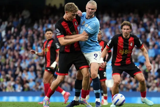 هويسن في مواجهة أمام مانشستر سيتي في الدوري الإنجليزي (ب.أ)