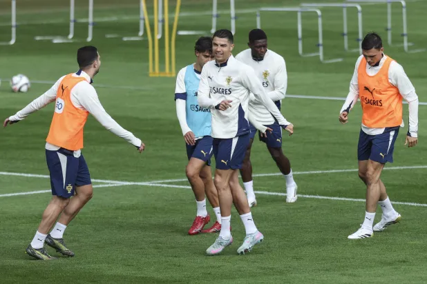 لاعبو البرتغال خلال تدريباتهم الأخيرة (إ.ب.أ)