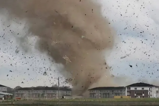 يمكن لتقنيات الذكاء الاصطناعي التنبؤ بالأعاصير والعواصف بسرعة ودقة (رويترز)