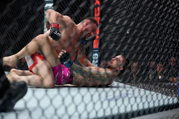 أنهى دفاليشفيلي النزال باستخدام ضغط يديه على رقبة منافسه وخنقه بعد 4:42 دقيقة من بداية الجولة الثانية (أ.ف.ب)