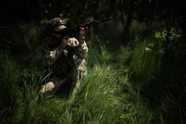 جندي أوكراني خلال تدريبات عسكرية في شرق البلاد (أ.ف.ب)