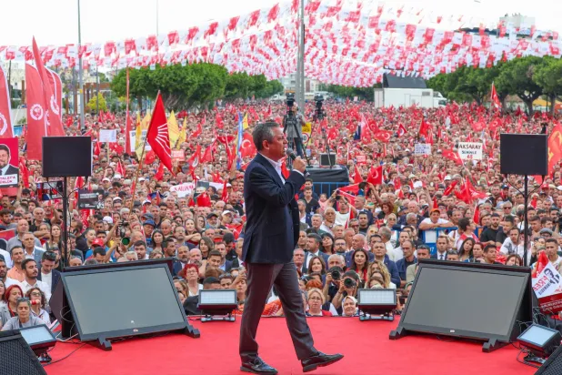 ينظّم أوزيل احتجاجات للتنديد باعتقال إمام أوغلو ما أثار غضب الحكومة وداعميها (حزب الشعب الجمهوري - إكس)