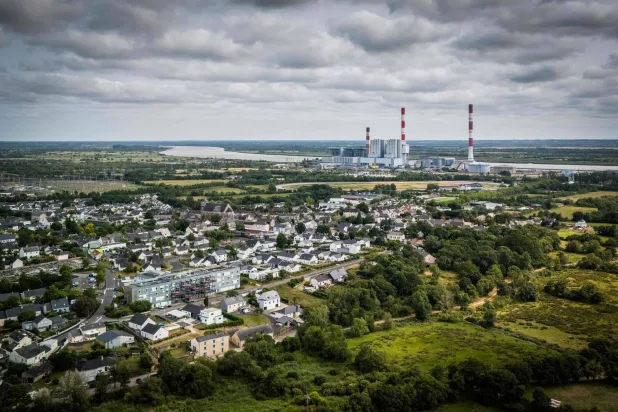 محطة توليد الطاقة العاملة بالفحم التابعة لشركة «كهرباء فرنسا» في كورديميه غرب البلاد (أ.ف.ب)