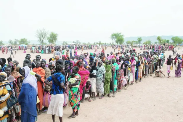 نازحون يصطفون للحصول على مساعدات غذائية في مخيم بشمال كردفان - يونيو 2024 (أ.ف.ب)