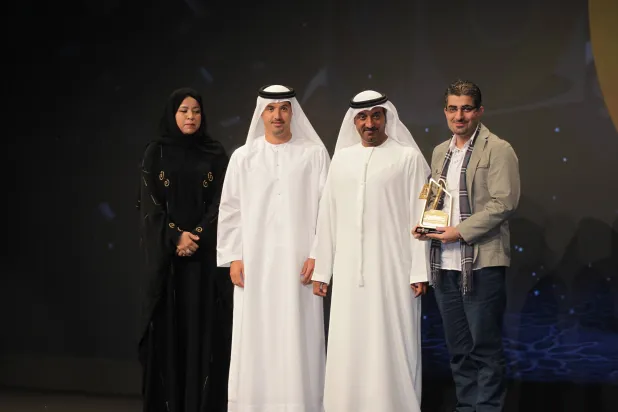 المؤلف مكرماً في دولة الإمارات العربية المتحدة (الشرق الأوسط)