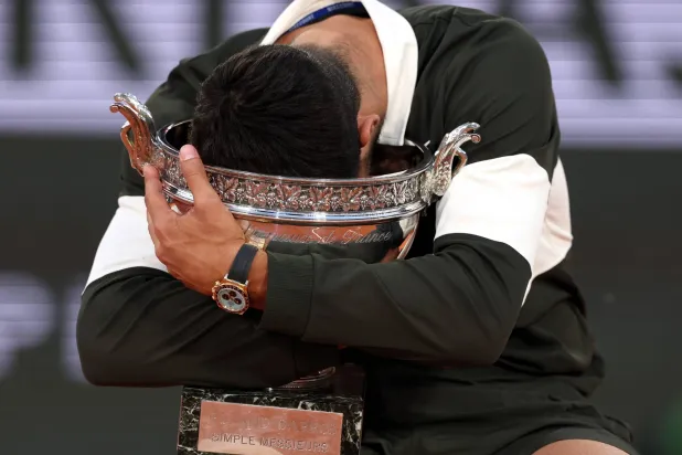 كارلوس ألكاراس يحتفل بلقب «رولان غاروس» للمرة الثانية (إ.ب.أ)